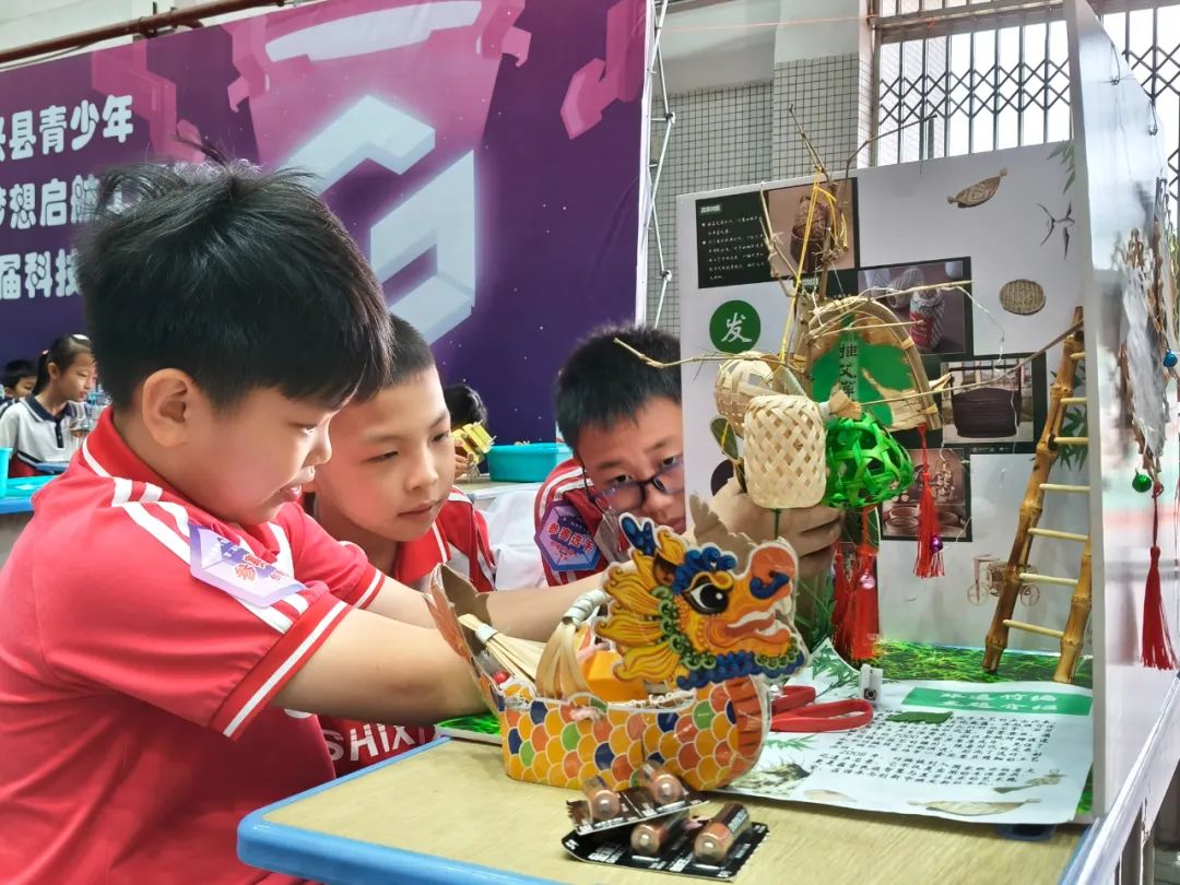 關(guān)愛(ài)未成年人丨始興舉行第二屆始興縣青少年“科技?jí)粝雴⒑焦こ獭笨萍即筚? class=